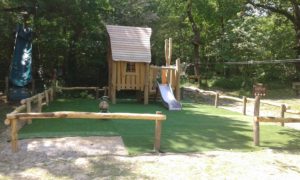 Aire de jeu pour enfant avec cabane et toboggan