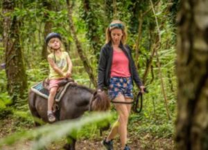 découverte du poney dans une balade avec animatrice, parc du grand défi